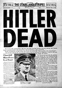 Photo noir et blanc de la une du journal de l'armée américaine : Stars and Stripes. Le gros titre de une annonce la mort d'Adolf Hitler : « Hitler Dead ».