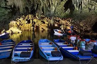 Bateaux de la grotte Glifada, grottes de Diros, en Grèce.