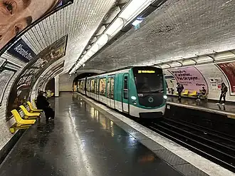 Entrée d'une rame MF 01 en direction de Porte Dauphine.