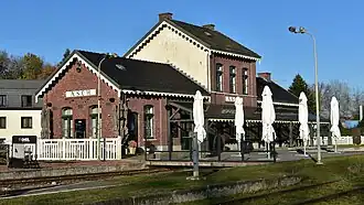 Prolongée par-dessus les voies.