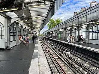 Les quais aériens vus en direction de Nation.