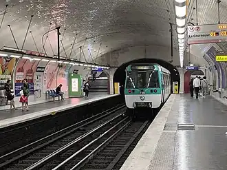 Départ d'une rame MF 77 pour La Courneuve - 8 Mai 1945.