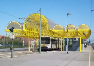 Arrêt tramway et bus.