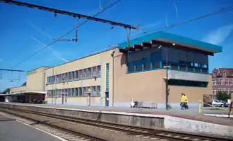 Bâtiment de 1943 côté voies. La cabine de signalisation est plus récente.