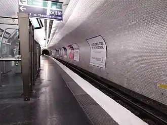 Le quai et la voie de la station.