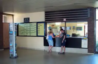 Anciens Hall et guichets.