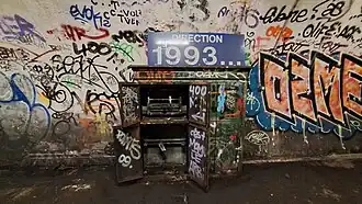 Panneau « 1993… » encore visible en 2024 mais plus fixé à la voute.