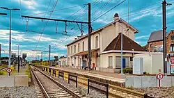 voies, quai et bâtiment