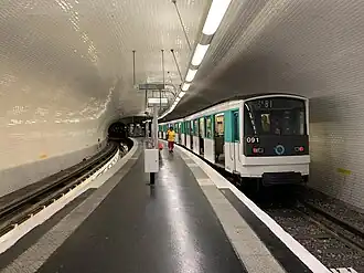 Vue du quai avec une rame MF&nbsp;67 en attente de départ.