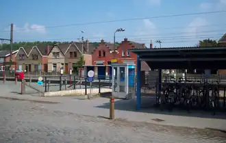 Entrée du passage souterrain et abri à vélos.