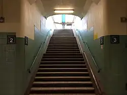 Escaliers du couloir sous voies.