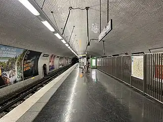 Le quai de la ligne 10, vu en direction de Boulogne - Pont de Saint-Cloud.