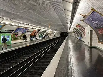 Vue des quais de la ligne 9 en direction de Pont de Sèvres.