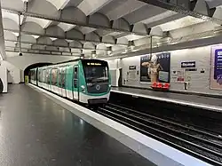 Entrée d'une rame MF 01 pour Porte Dauphine.