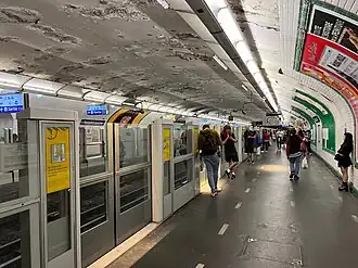 Le quai pour Les Courtilles et Saint-Denis - Université.