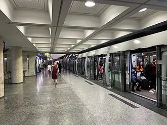 Le quai pour Aéroport d'Orly, sous la mezzanine.