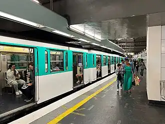 Rame MF 67 marquant l'arrêt en direction de Gallieni.