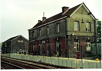 Gare et halle à marchandises.