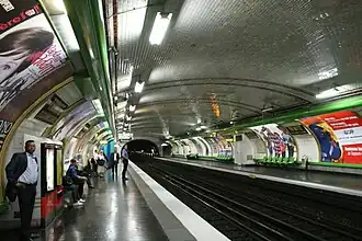 Les quais encore carrossés en 2010, vus en direction de Porte de la Chapelle.