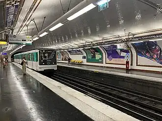 Vue d'ensemble des quais avec l'entrée d'une rame MF 67 pour Mairie d'Aubervilliers.