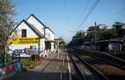 Quais en 2010, l'abri de quai a depuis été démoli.