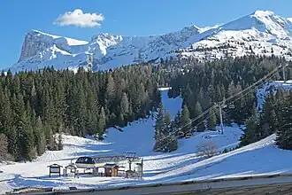 Piste de ski avec en arrière plan le pic de Bure.