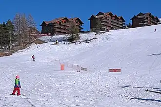 Piste de ski et immeubles à la Station de la Joue du Loup.