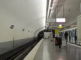 Le quai de départ encadré par deux voies.