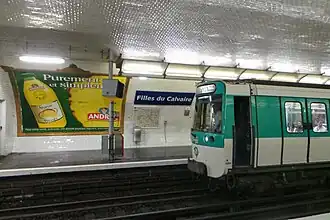 Rame MF 77 marquant l'arrêt en direction de Balard.