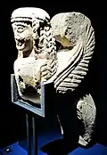 Œuvre sculptée en pietra fetida représentant un sphinx et faisant partie d'une sériation archéologique dénommée sphinge de Chiusi. Ex-voto étrusque indexé au VIe&nbsp;siècle&nbsp;av. J.-C., appartenant à un mobilier funéraire mis au jour au sein de necropoli della Petada in situ du faubourg de Chianciano, près de « Clevsin »,,.