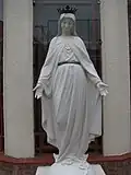 Statue de la Vierge Marie dans la cour du cloître.