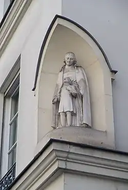 Statuette au n°104.