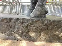 Signature de Paul Landowski sur le socle de la statue.