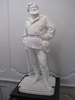 Statue de Gustave Courbet par Louis-Joseph Lebœuf&nbsp;(d).