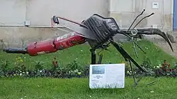 Statue à l’effigie de l’arrêté municipal interdisant les moustiques d'entrer sur le territoire de la commune.