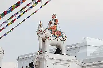 Statue à la base du stoupa.