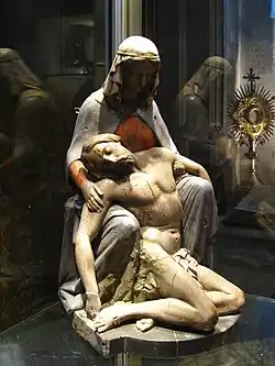 Une statue d'une piétà de la collégiale.