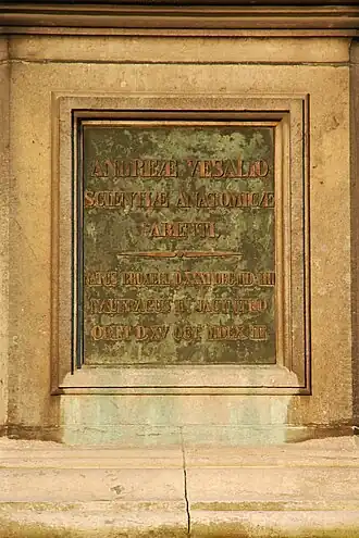 La plaque avant.