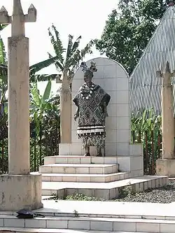 Monument de Sa majesté Taffou Happi II qui régna de 1925 à 1980.