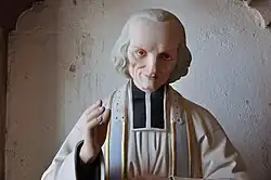 Statue de saint Jean-Marie Vianney dans l'église Saint-Nicolas de Meroux.