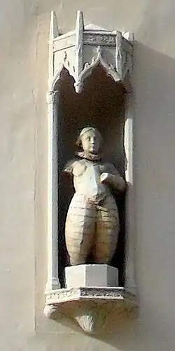 Jeanne d'Arc agenouilléeD'origine obscure mais pouvant dater de 1560, elle serait inspirée de la statue en bronze, détruite en 1792 faisant partie du Monument à Jeanne d'Arc sur le pont d'Orléans. La statue de Toul en serait une copie réalisée en 1890.