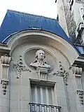 Statue de Lavoisier au no&nbsp;19. Façade arrière du collège-lycée Lavoisier.