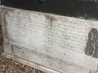 Socle de la statue de Montaigne offerte par le Dr. Armaingaud