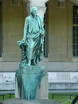 Statue de Parmentier à la faculté de pharmacie de Paris.