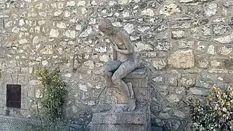 Statue de l'adolescente.