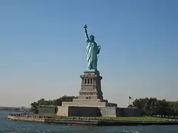 La statue de la Liberté vue de la navette touristique qui mène à la statue et à Ellis Island