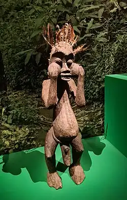 Statue fétiche tétue.  Le Chef traditionnel est S. M. Djombissie Kamga Yves