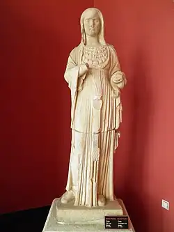 Statue d'une prêtresse d'Artémis (érigée en tant que représentante de la déesse sur terre). H. 1,68&nbsp;m