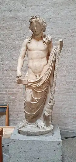 Dionysos “Bevilacqua” portant le thyrse, copie romaine d'un original grec du IVe&nbsp;siècle av. J.-C..