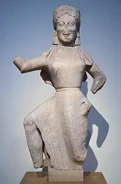 La plus ancienne statue en ronde-bosse de Niké. Trouvée à Délos, sculpteur: Archermos, v. 550. H. 90 cm. MNArch. Athènes